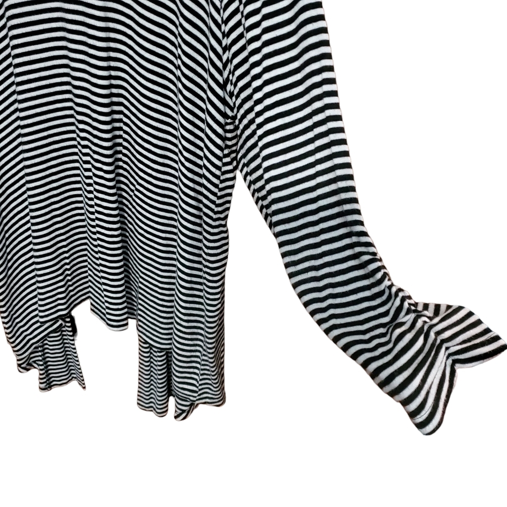 Torrid B&W rouched sleeve cardigan - Picture 2 of 14